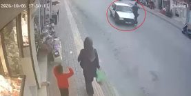 Otomobilin çarpacağını anlayınca sıçrayıp, yan aynaya tutundu; kaza kamerada