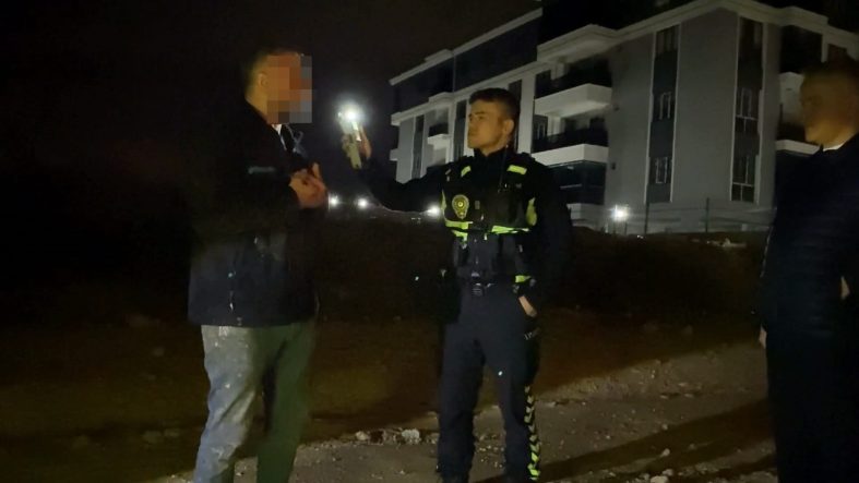 Otomobille polisten kaçan 2 kişinin ‘sürücü ben değilim’ kavgası