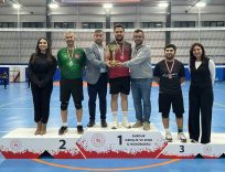 Sağlık çalışanları voleybol turnuvasında mücadele etti