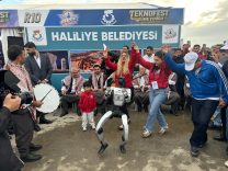 Şanlıurfa’da yağmura rağmen TEKNOFEST’e ziyaretçi akını (4)