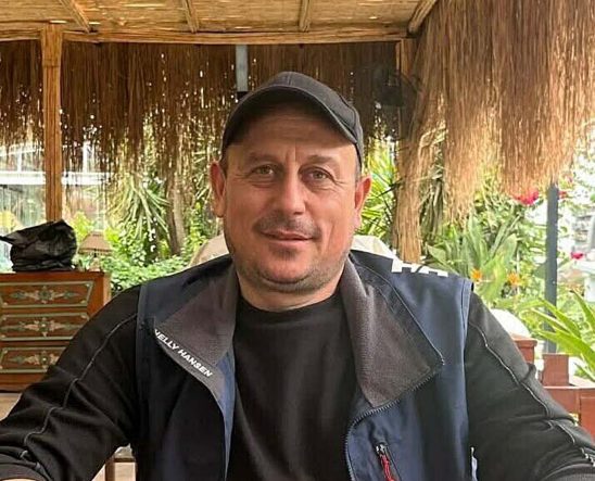 Sevmek istediği deve kolunu ısırdı