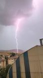 Siirt’te tarlaya yıldırımın düşme anı kamerada