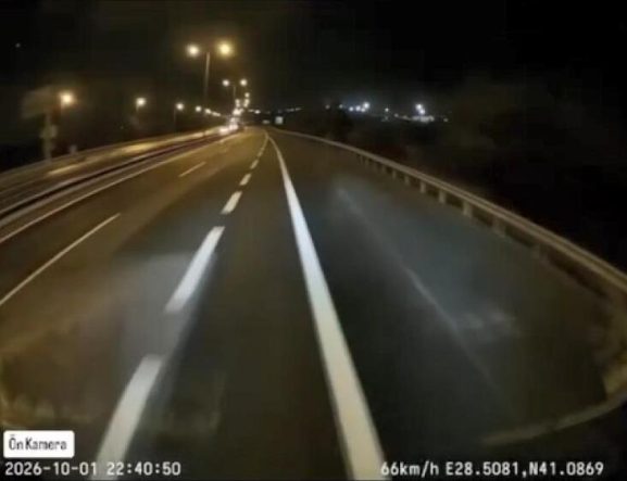 Silivri’de TIR ile otomobilin çarpıştığı kaza kamerada
