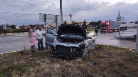 Sivas’ta iki otomobil kavşakta çarpıştı: 2 yaralı