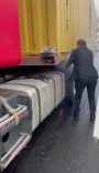 TIR’ın lastiklerinde çıkan yangına ilk müdahaleyi Yeni Parti ilçe başkanı yaptı