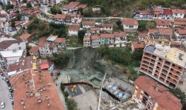 Tokat’ta yol çöktü, 2 katlı ev tahliye edildi