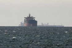 UKMTO: Hürmüz Boğazı’nda bir tanker kaynağı bilinmeyen mühimmatla vuruldu