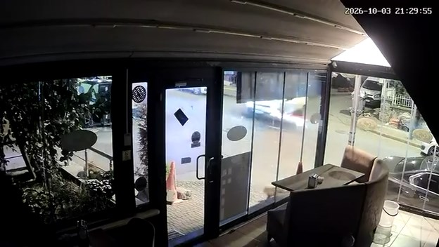 Ümraniye’de motosikletin hafif ticari araca çarptığı kaza kamerada