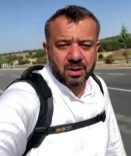 Yürüyerek ve otostop çekerek umreye gidiyor