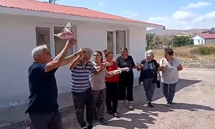 50-yillik-okul-binasini-imece-usulu-yenileyip-halayla-kutladilar-iMBazKzK.jpg