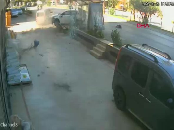 antalya-otomobil-once-yayaya-ardindan-duraktaki-kari-kocaya-carpti-3-yarali-633GyilH.jpg