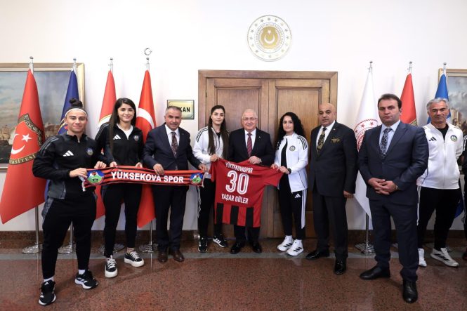 bakan-guler-yuksekova-spor-kadin-futbol-takimi-sporculari-ile-gorustu-7xTjQjWD.jpg