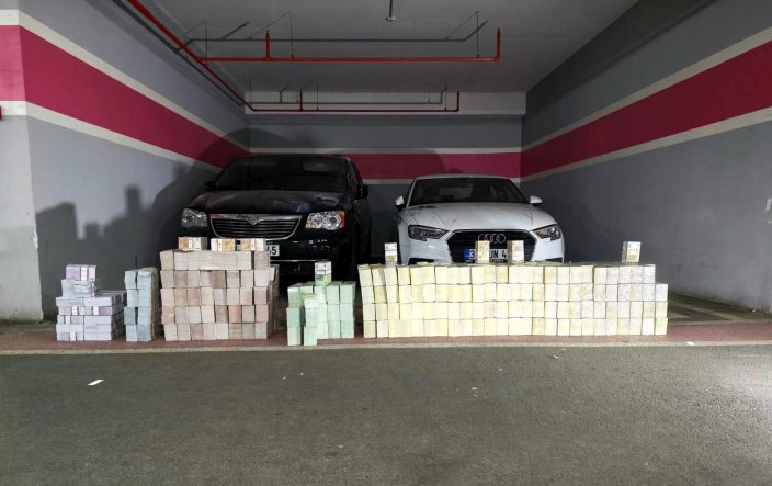 vanli-kara-haydarin-araclarinda-934-milyon-tllik-doviz-bulundu-1-gozalti-DWmi8qOS.jpg